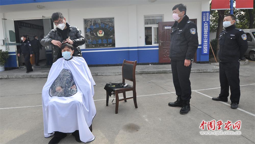 芜湖:理发师义务为民警理发