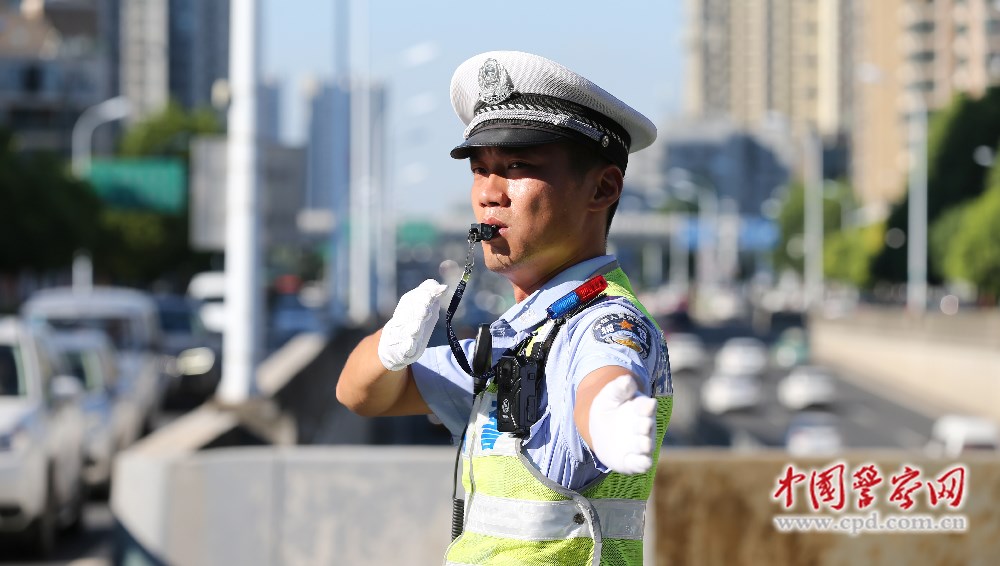 合肥炎炎夏日交警战高温