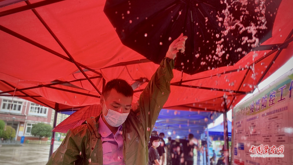 冒雨做核酸检测的图片图片