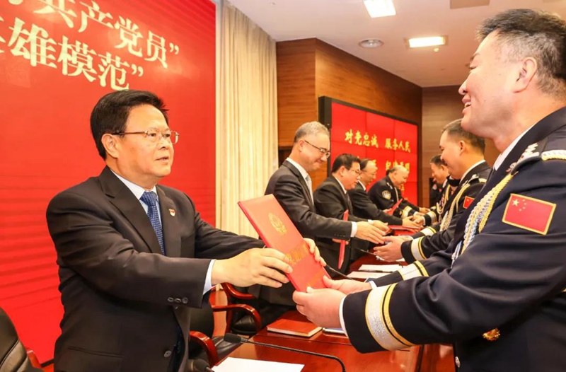 郑栅洁出席全省公安系统表彰会议并讲话